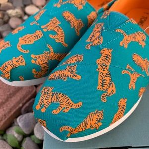 Tiger Print Canvas Toms size 7